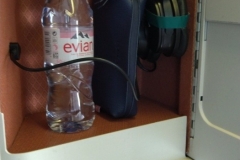 Das Staufach mit Kopfhörer, Wasserflasche und Amenity Kit