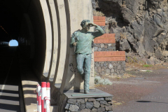 Am Tunneleingang schaut er in Richtung Strand