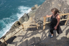 Eine steile Treppe nach unten