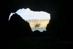 Blick aus der dunklen Höhle nach draußen
