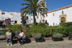 Platz mit der Kirche Santa Maria im Hintergrund