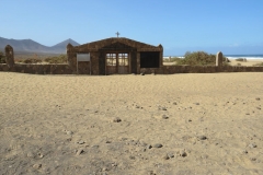 Der alte Friedhof von Cofete am Strand