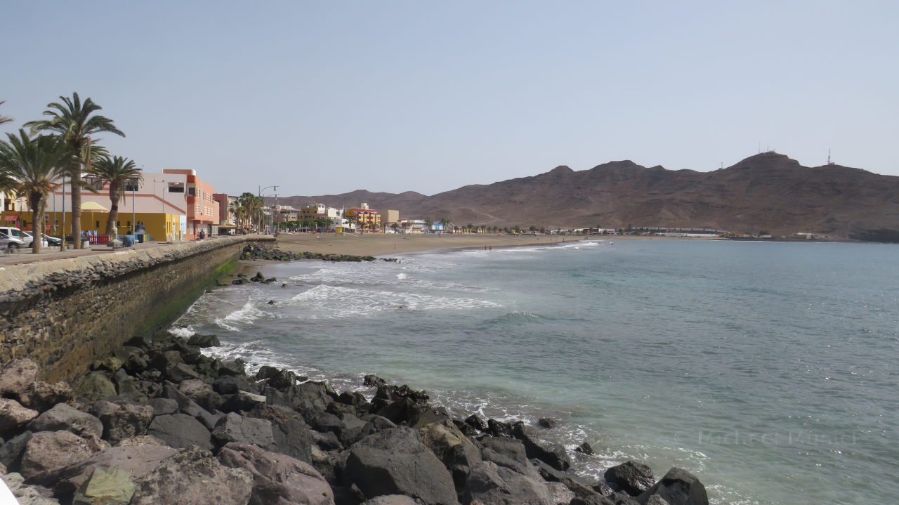 Der Strand vom Hafen aus