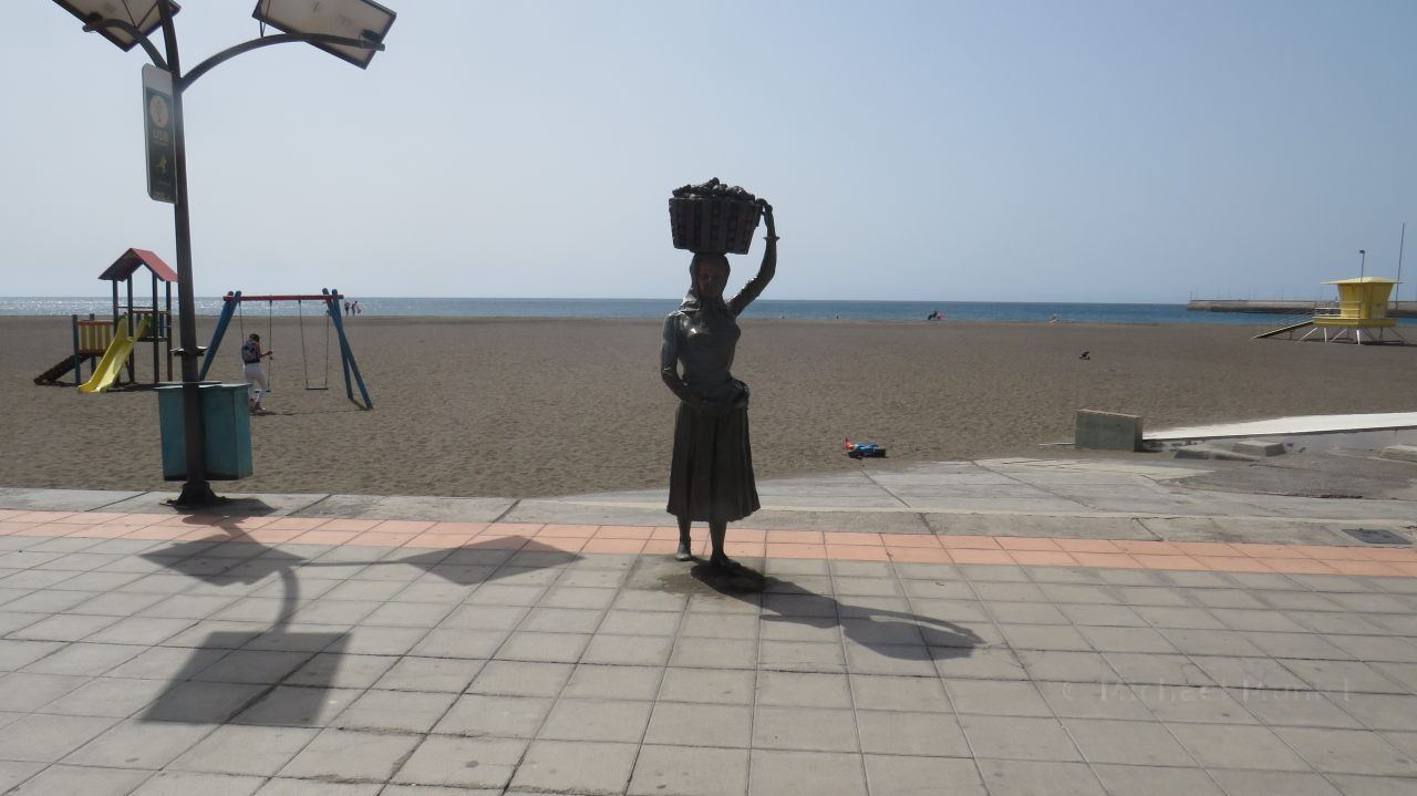 Eine Skulptur an der Strandpromenade
