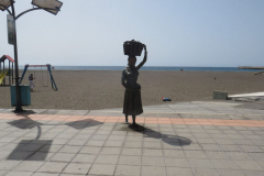 Eine Skulptur an der Strandpromenade