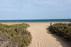 Der Strand und das Meer in Sicht