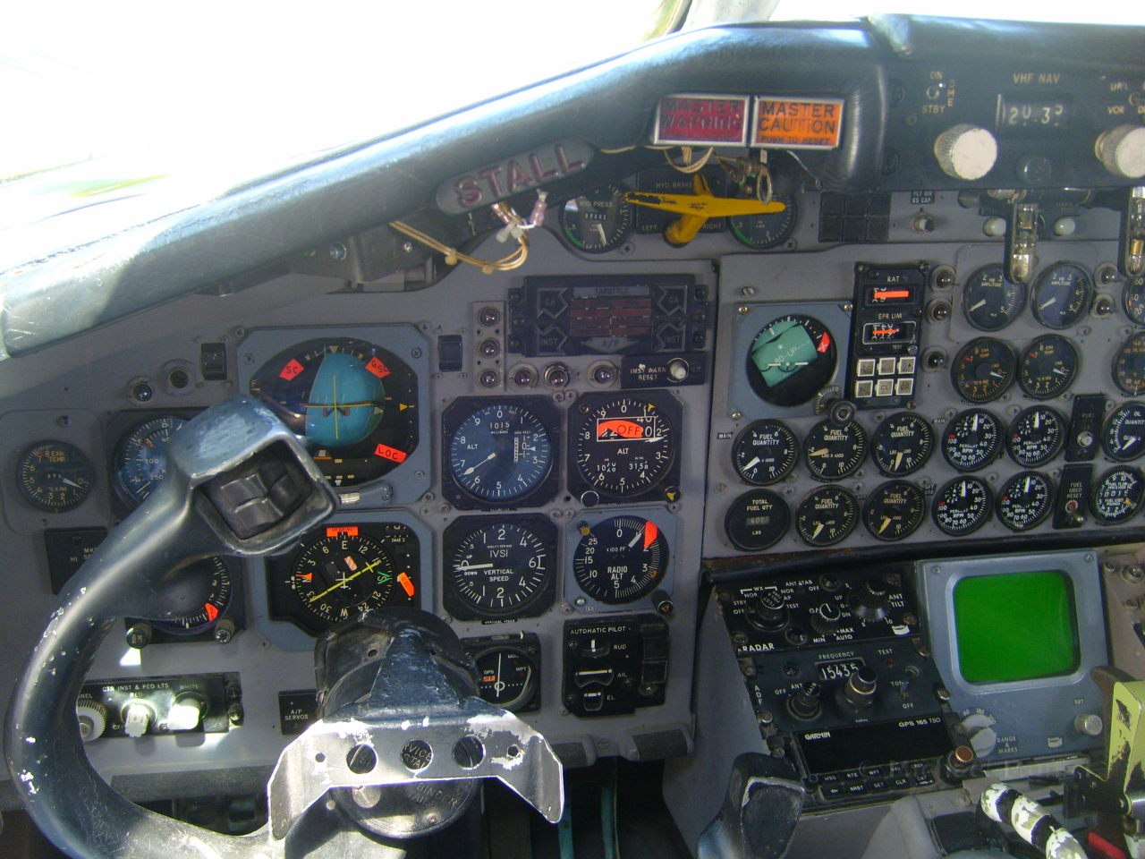 Im Cockpit eines alten Verkehrsflugzeugs