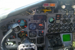 Im Cockpit eines alten Verkehrsflugzeugs