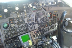 Im Cockpit eines alten Verkehrsflugzeugs