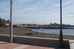 Der Stadtstrand mit Hafen und Fähre nach Teneriffa