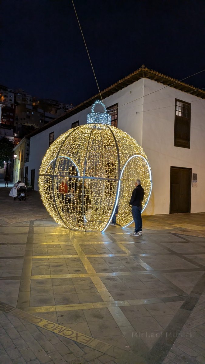 Weihnachtskugel vor der Kirche