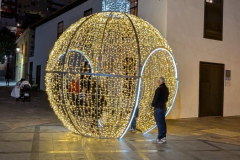 Weihnachtskugel vor der Kirche