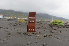 Tafel inmitten des Lavafeldes