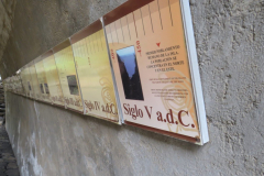 Zeittafel an der Unterführung