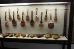 Musikinstrumente, u.a Timple