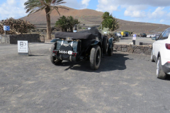 Ein alter Bentley auf dem Parkplatz