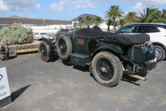 Ein alter Bentley auf dem Parkplatz