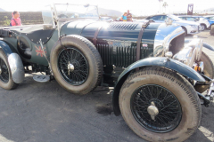 Ein alter Bentley auf dem Parkplatz