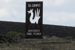 Großes Schild an der Straße