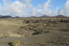 Blick über das Feld vor dem Rabenvulkan