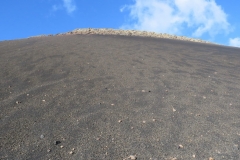 Blick nach oben am Vulkan