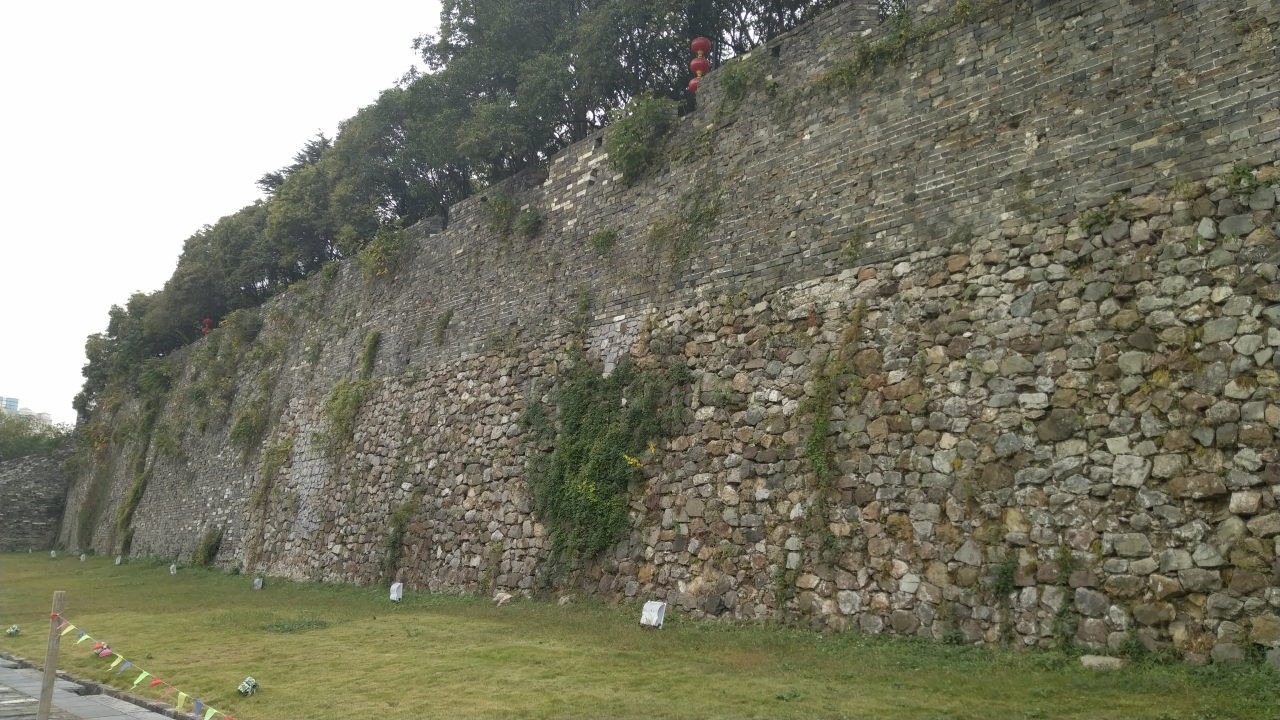 Stadtmauer von unten