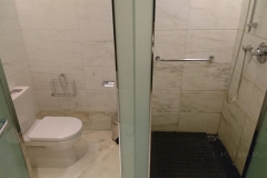 Separate Toilette und Rain Shower Dusche