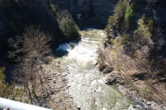 Der Weg flussabwärts aus dem National Park