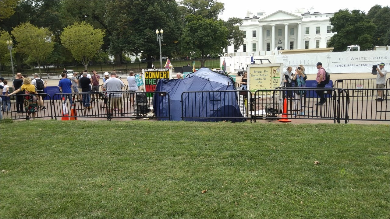 Weißes Haus mit Protestcamp