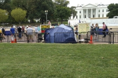 Weißes Haus mit Protestcamp
